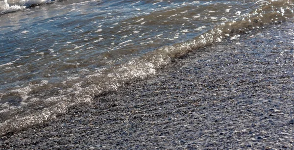 Sea Wave Runs Shore Small Stones View Angle Blue Sea — Stock Photo, Image