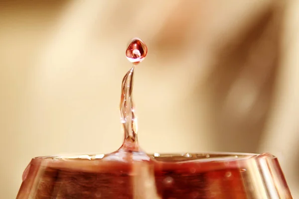 Bardağı içinde dans eden su damla.