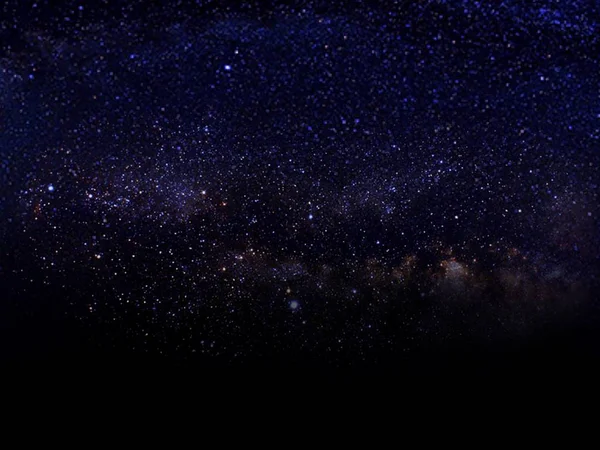 星空夜空 银河系与恒星和空间尘埃在宇宙中 长曝光照片 与谷物 — 图库照片