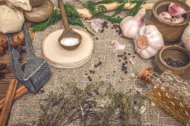 Sarımsak ampul, biber bezelye, tuz, yeşillik dereotu, Yıldız anason ve tarçın kahverengi ahşap masa arka plan üzerinde. Farklı baharatlar.