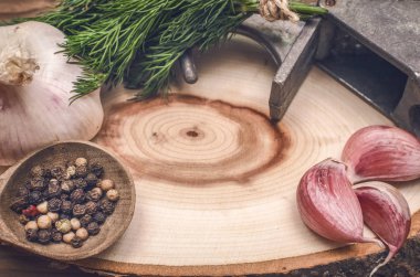 Sarımsak ampul ve karanfil, biber bezelye, tuz, kahverengi ahşap masa arka plan üzerinde yeşil dereotu. Farklı baharatlar. Marine için malzemeler.