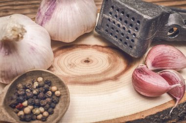 Sarımsak ampul ve karanfil, biber bezelye, tuz, kahverengi ahşap masa arka plan üzerinde yeşil dereotu. Farklı baharatlar. Marine için malzemeler.