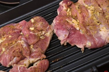 Çiğ hindi eti pişirme Pan. Izgara et hazırlanması.