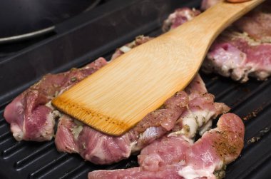 Çiğ hindi eti pişirme Pan. Izgara et hazırlanması.