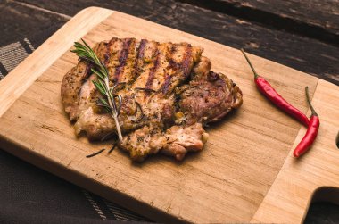 Izgara hindi eti ve kırmızı biber biber kıyma kurulu üzerinde.