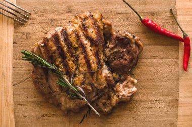 Izgara hindi eti ve kırmızı biber biber kıyma kurulu üzerinde.