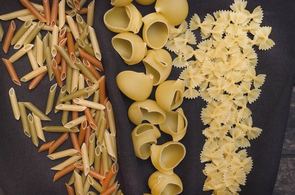 Pasta Macaroni Concept Achtergrond Verspreid Keuken Tafel Verschillende Soorten Pasta — Stockfoto