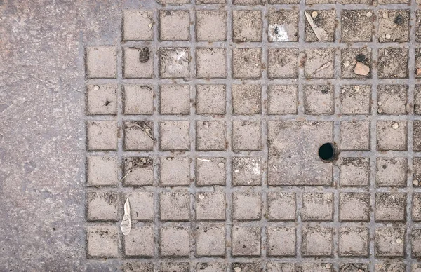 Kirli kanalizasyon kapağı kapak demir metal doku amaç, düz yatıyordu, fotoğrafı yakın.