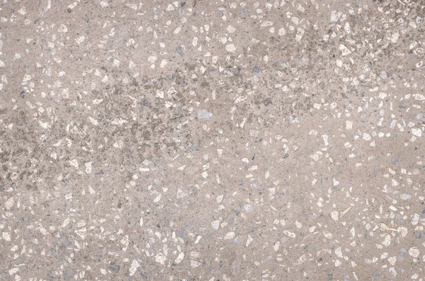 Kirli asfalt doku arka plan ile bir otomobil lastiği bir izleme.