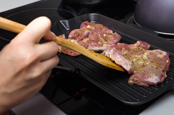 Çiğ hindi eti pişirme Pan. Izgara et hazırlanması.