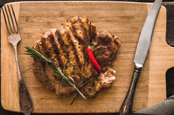 Izgara hindi eti ve kırmızı biber biber kıyma kurulu üzerinde.