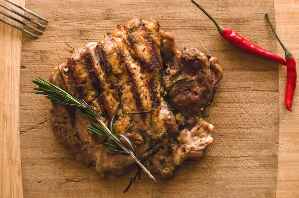 Izgara hindi eti ve kırmızı biber biber kıyma kurulu üzerinde.