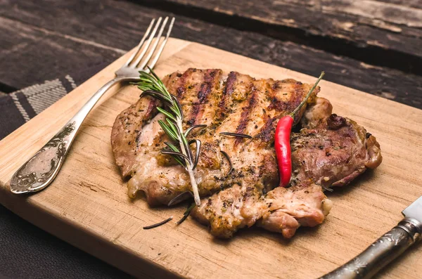 Izgara hindi eti ve kırmızı biber biber kıyma kurulu üzerinde.