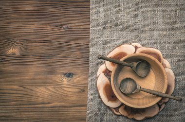 Ahşap çorba çatal kaşık ile plaka ve ahşap. Mutfak tabağını. Ahşap tencere.