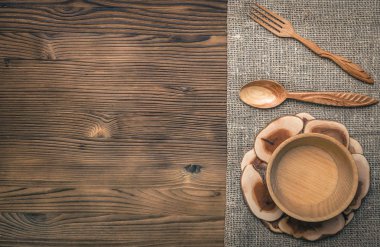 Ahşap çorba çatal kaşık ile plaka ve ahşap. Mutfak tabağını. Ahşap tencere.