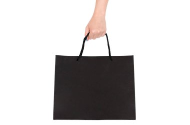 Beyaz arka plan üzerinde izole kadın elinde siyah alışveriş çantası.