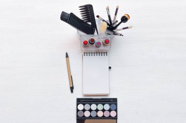 Makyaj veya Sima arka plan. Boş sayfa Not defteri ve tutucu kopya alanı ile farklı Kozmetik aksesuarlar.