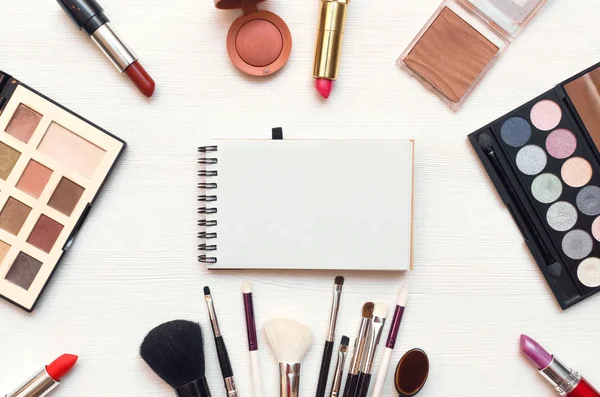 Make Oder Visage Hintergrund Notizblock Und Verschiedene Kosmetische Accessoires Etui — Stockfoto