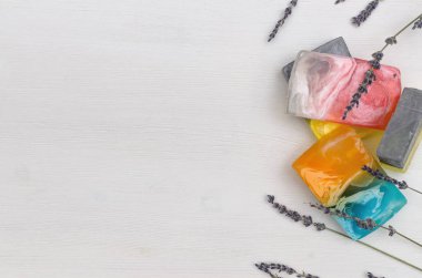 Spa konsept arka plan kopya alanı ile. El yapımı katı sabun ve lavanta çiçekleri Beyaz ahşap arka plan masa.