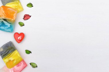 Spa konsept arka plan kopya alanı ile. Beyaz ahşap masa arka plan olarak el yapımı katı sabun ve aroma tütsü.