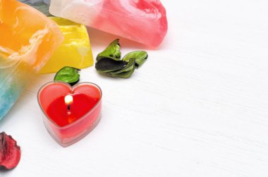 Spa konsept arka plan kopya alanı ile. Beyaz ahşap masa arka plan olarak el yapımı katı sabun ve aroma tütsü.