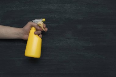 El püskürtücü şişe sprinkles su arka plan kopya alanı ile birlikte. Üstten görünüm, düz tabaka.