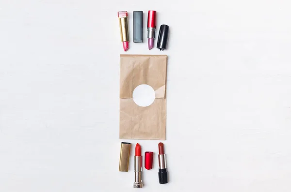 Sammlung Von Verschiedenen Lippenstift Auf Dem Tisch Mit Geschenk Umschlag — Stockfoto
