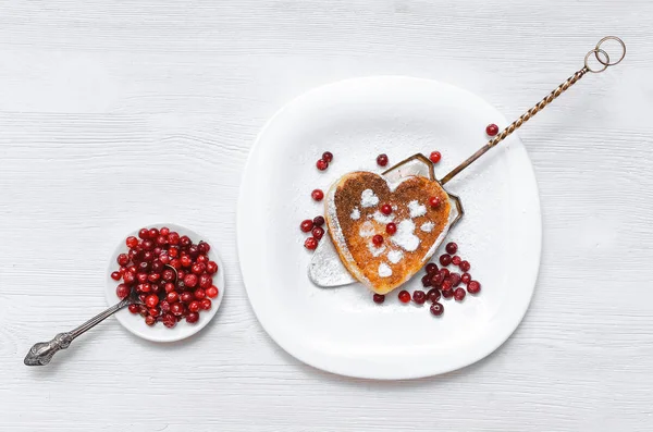 Cuajada Recién Horneada Forma Corazón Plato Con Arándano Azúcar Polvo — Foto de Stock