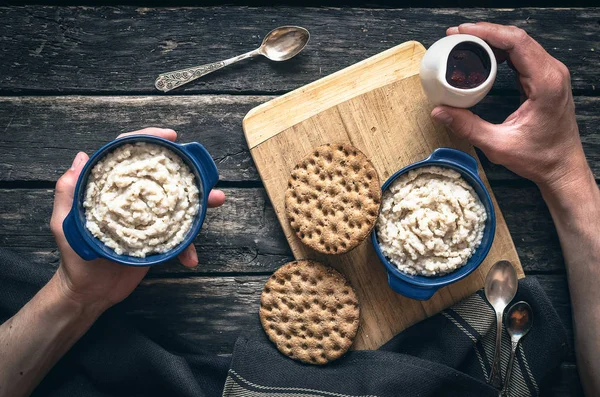 Gachas Cebada Con Mermelada Fresa Olla Cerámica Azul Pan Sobre — Foto de Stock