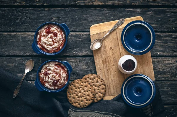 Gachas Cebada Con Mermelada Fresa Olla Cerámica Azul Pan Sobre — Foto de Stock