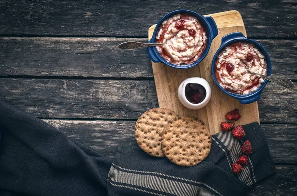 Gachas Cebada Con Mermelada Fresa Olla Cerámica Azul Pan Sobre — Foto de Stock