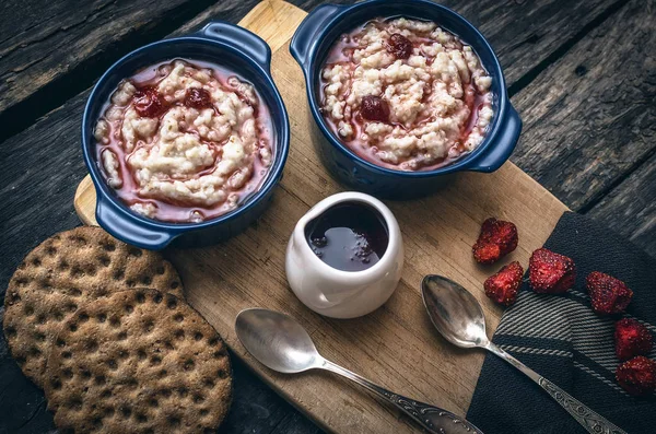 Gachas Cebada Con Mermelada Fresa Olla Cerámica Azul Pan Sobre — Foto de Stock