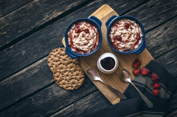 Gachas Cebada Con Mermelada Fresa Olla Cerámica Azul Pan Sobre — Foto de Stock