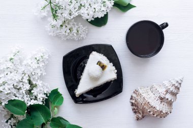 Fındıklı, doğal krem ve tutku meyve tabakası marmelat ve beyaz ahşap masa arka plan üzerinde sıcak kakao fincan peynir-Hindistan cevizi kreması ile sünger kek.