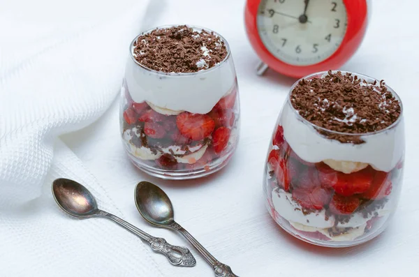 Postre Fresa Con Chispas Chocolate Plátano Crema Agria Vaso — Foto de Stock