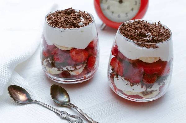 Postre Fresa Con Chispas Chocolate Plátano Crema Agria Vaso — Foto de Stock