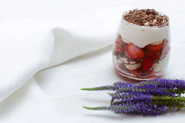 Postre Fresa Con Chispas Chocolate Plátano Crema Agria Vaso — Foto de Stock