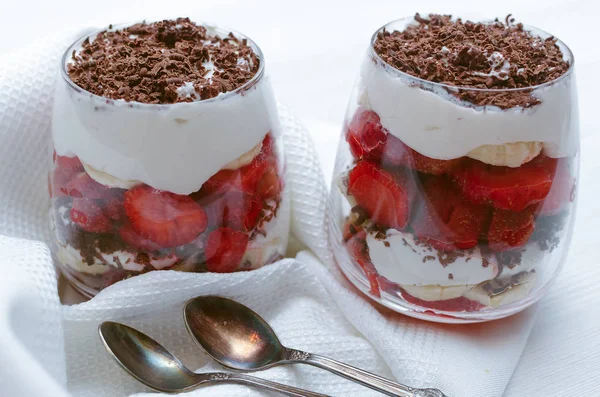 チョコチップ バナナ サワー クリーム グラスの中に苺のデザート — ストック写真