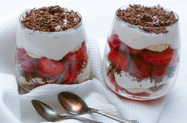 Postre Fresa Con Chispas Chocolate Plátano Crema Agria Vaso — Foto de Stock