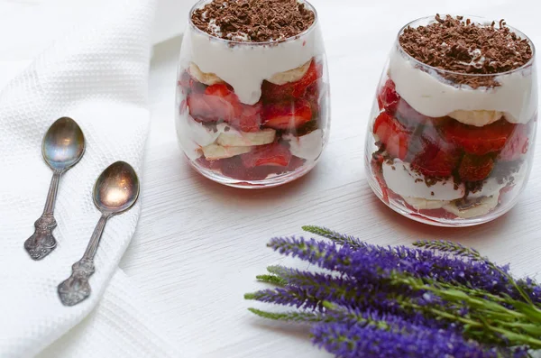 Postre Fresa Con Chispas Chocolate Plátano Crema Agria Vaso — Foto de Stock