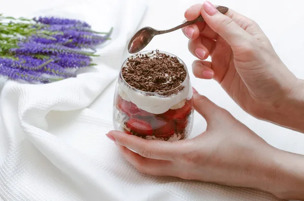 Postre Fresa Con Chispas Chocolate Plátano Crema Agria Vaso — Foto de Stock