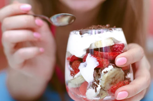 Postre Fresa Con Chispas Chocolate Plátano Crema Agria Vaso — Foto de Stock