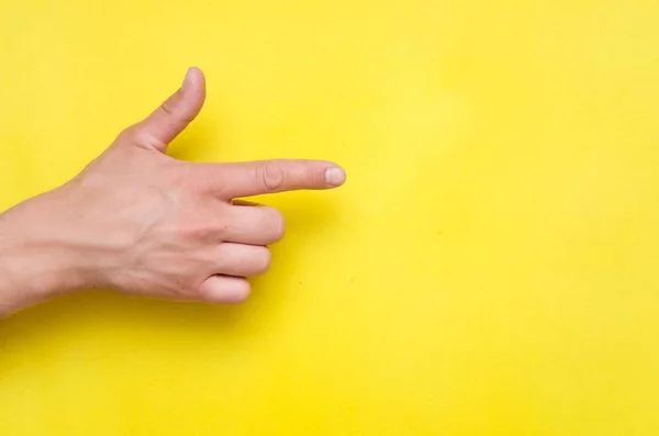 Mano Masculina Apuntando Con Dedo Índice Aislada Sobre Fondo Amarillo — Foto de Stock