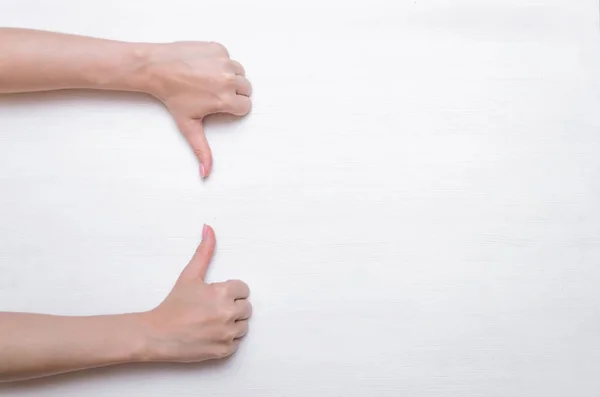 Mano Mujer Mostrando Pulgar Hacia Arriba Por Una Mano Pulgar — Foto de Stock