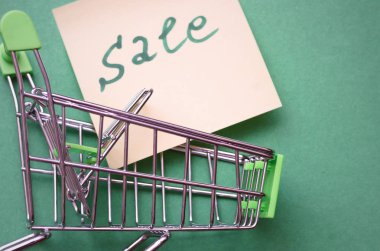 Alışveriş sepeti ve renk arka plan üzerinde izole liste alışveriş.