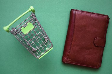 Alışveriş sepeti ve m-cüzdan yeşil zemin üzerine boşaltın.