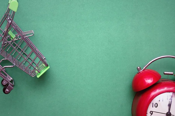 Корзина Красный Будильник Изолированы Цветном Фоне Время Покупок — стоковое фото