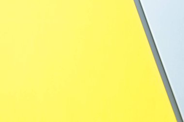 Metal bir çizgi gri sarı renk arka plan modern siding tarafından bölünmüş ev duvar.