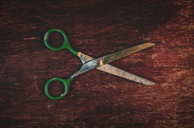 Ahşap bir masa soyut arka plan üzerinde eski makas.