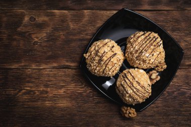 Tereyağı krema ve fındık ile Bezeler. ahşap bir masa arka plan üzerinde.